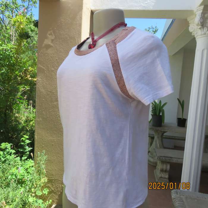 GLORA JEANS capped raglan sleeve white polyamide-viscose top with pink-gold knit.Size 34-36. As new.