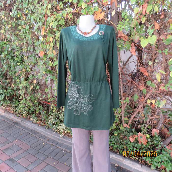 Hunters green long sleeve slip over polycotton stretch top. Lace-button decor. Size 40