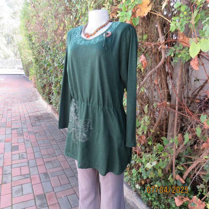 Hunters green long sleeve slip over polycotton stretch top. Lace-button decor. Size 40