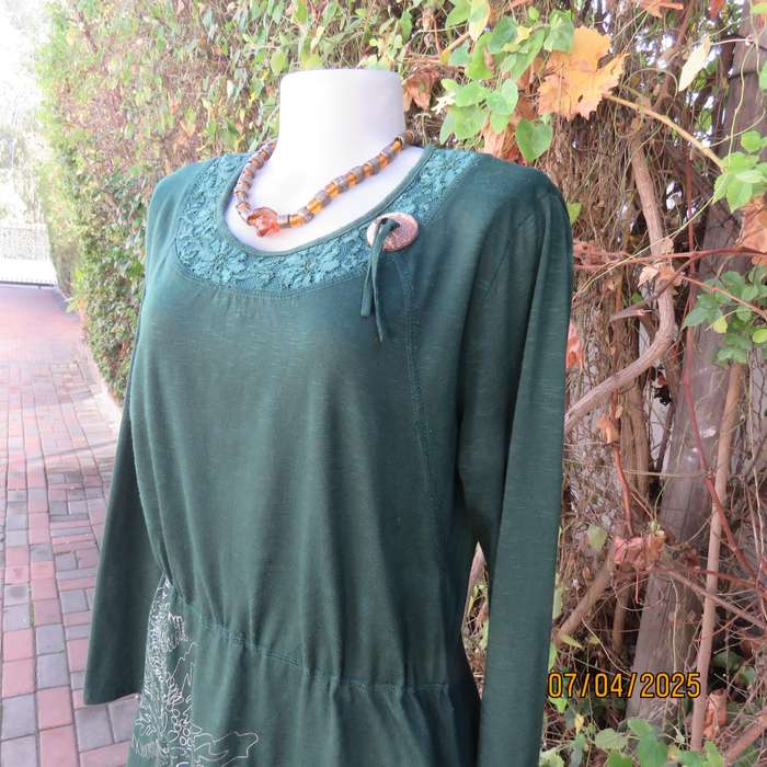 Hunters green long sleeve slip over polycotton stretch top. Lace-button decor. Size 40