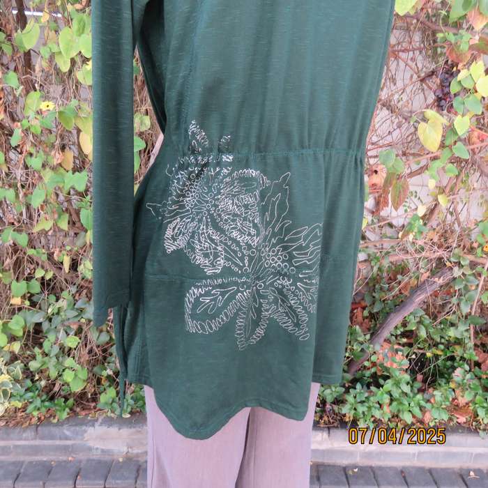 Hunters green long sleeve slip over polycotton stretch top. Lace-button decor. Size 40