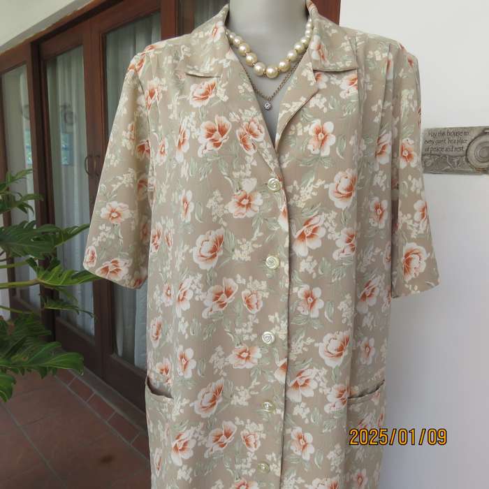 Fabulous boutique made tea green-white-rust floral pattern short sleeve jacket.Size 40-42. As new.