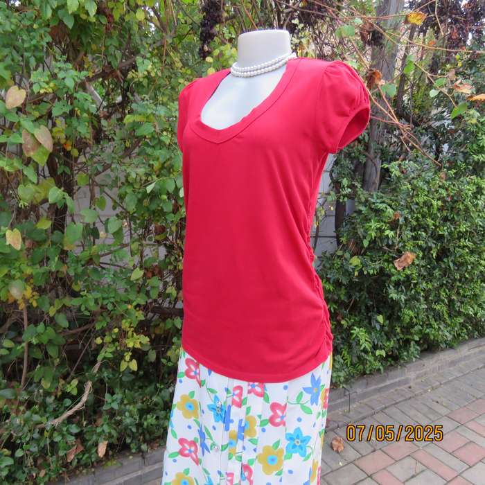 TRUWORTHS red capped sleeve slip over U neck top. Size 36. Elastic at sides.