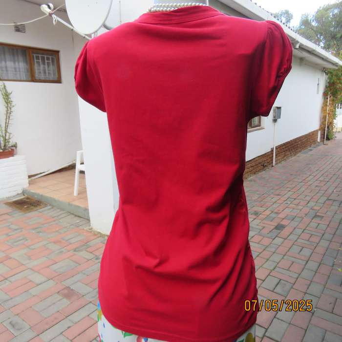 TRUWORTHS red capped sleeve slip over U neck top. Size 36. Elastic at sides.