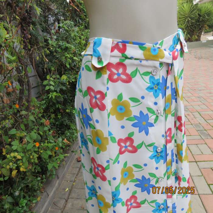 FASHIONETTE silky white polyester paneled A-line floral skirt. Elasticated back. Size 42