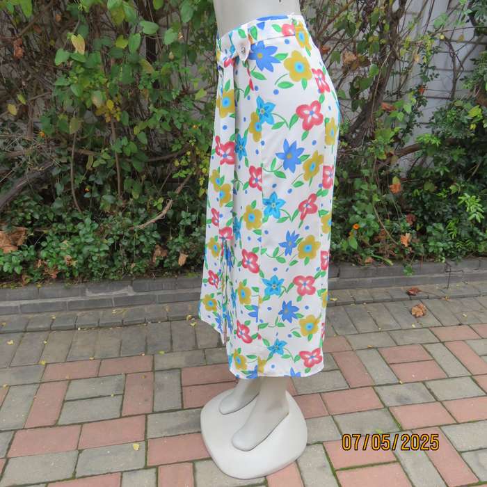 FASHIONETTE silky white polyester paneled A-line floral skirt. Elasticated back. Size 42