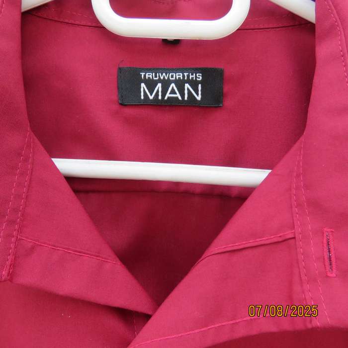 TRUWORTHS Man maroon long sleeve polycotton shirt with free tie. Size XL.