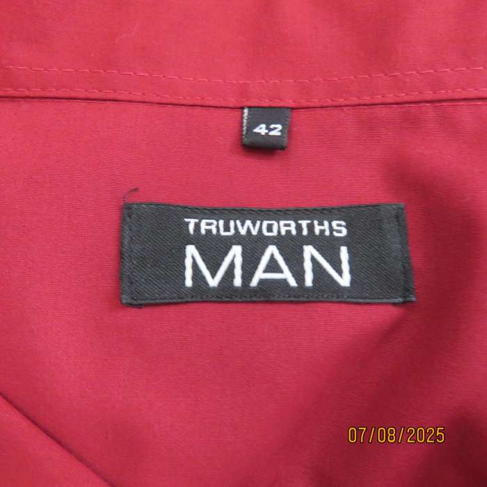 TRUWORTHS Man maroon long sleeve polycotton shirt with free tie. Size XL.