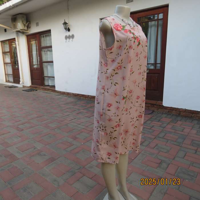 Beautiful silky polyester pink floral sleeveless dress. Slip over. Size 37. Flower embroidery.