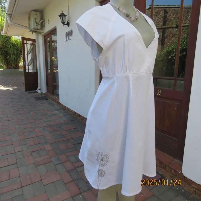 Fresh white CHOCOLATE 100% cotton size 38 loose fit dress. Cross over V bust. As new cond.