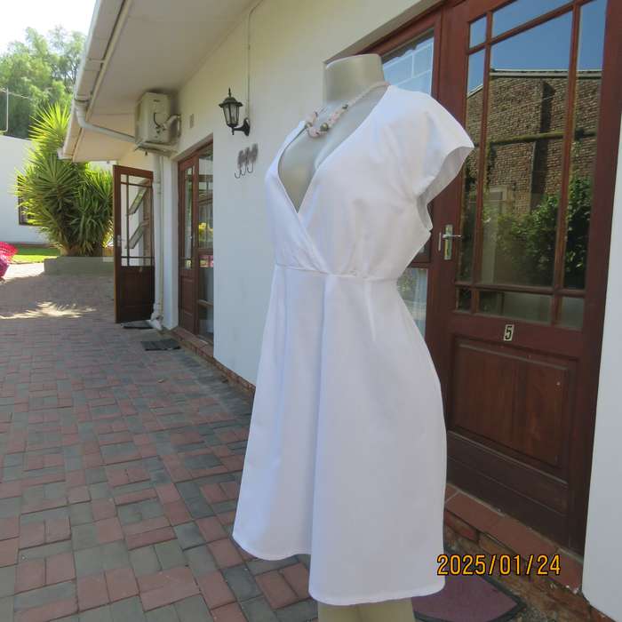 Fresh white CHOCOLATE 100% cotton size 38 loose fit dress. Cross over V bust. As new cond.