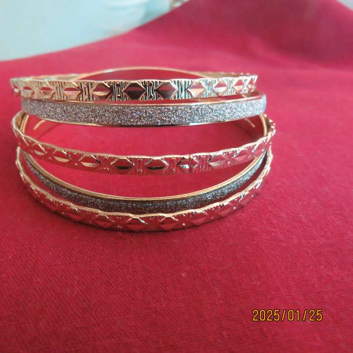 Set of 5 urban fashion bangles with 14k gold plated. Two with glitter. Diameter 6.5cm. New item.