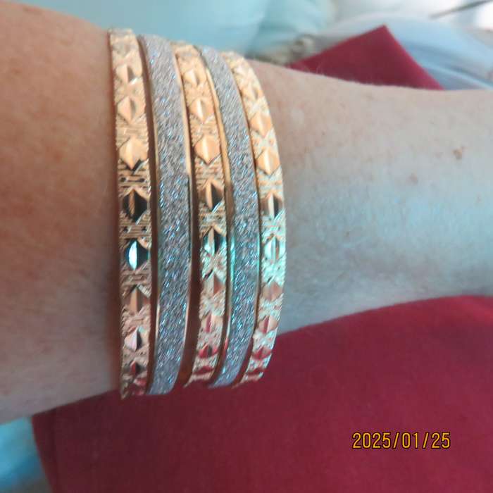 Set of 5 urban fashion bangles with 14k gold plated. Two with glitter. Diameter 6.5cm. New item.