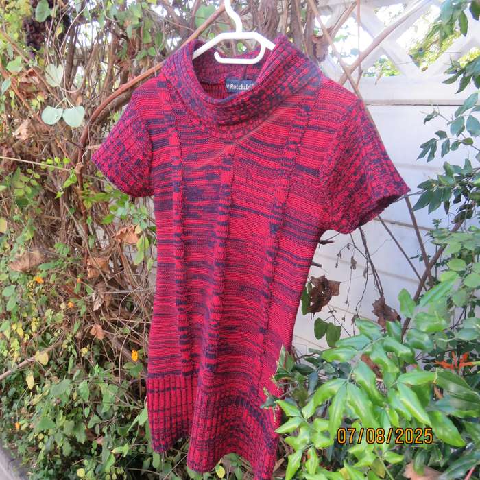 DE ROTCHILD Venice based brand long red-navy mottled acrylic knit top for 8-10 year old.