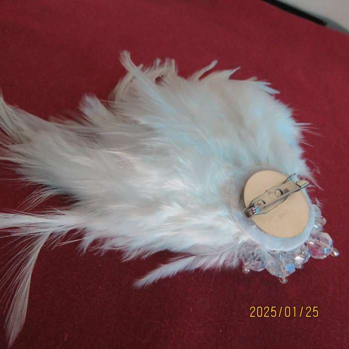 Chic romantic white feather brooch. Faux crystal flower center. Suitable for smart event. New item.
