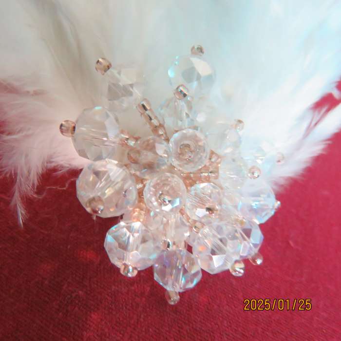 Chic romantic white feather brooch. Faux crystal flower center. Suitable for smart event. New item.