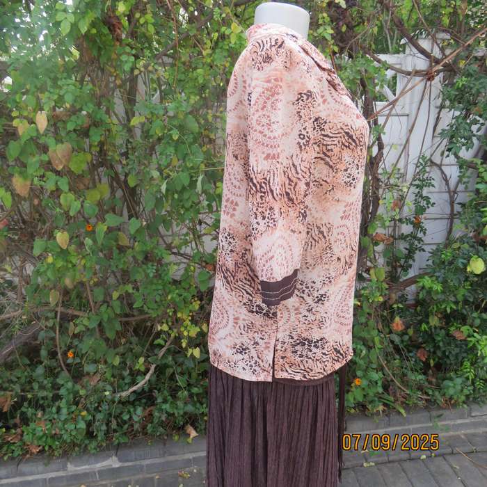Animal print size 37 button down top with double collar. Brown-cream-dark peach