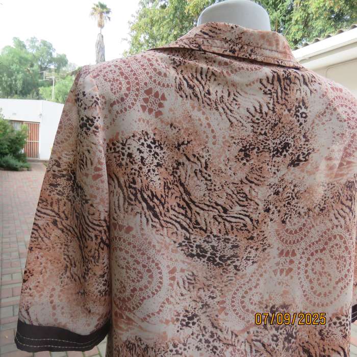Animal print size 37 button down top with double collar. Brown-cream-dark peach