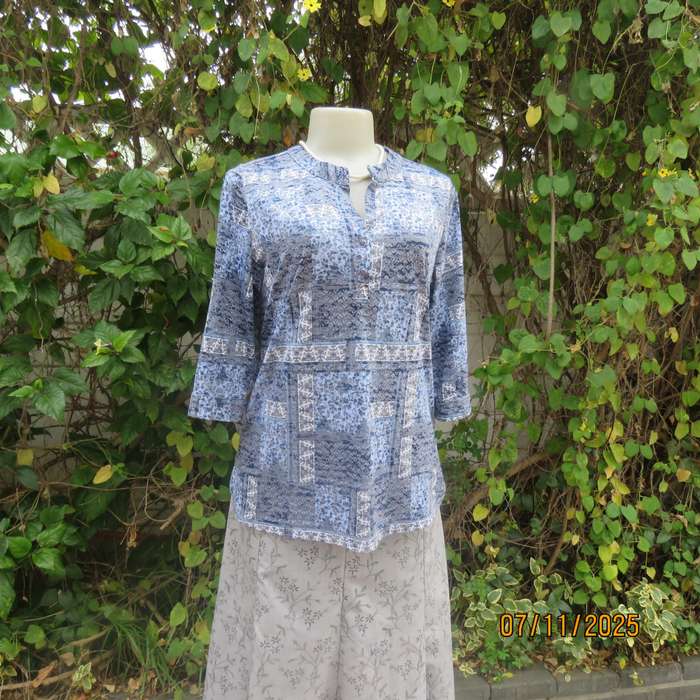 Slip over polyester stretch pattern blocked top in shades of blue-white-grey. High neck. Size 36