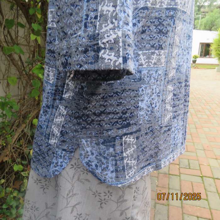 Slip over polyester stretch pattern blocked top in shades of blue-white-grey. High neck. Size 36