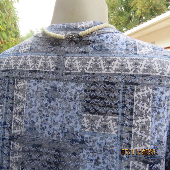 Slip over polyester stretch pattern blocked top in shades of blue-white-grey. High neck. Size 36