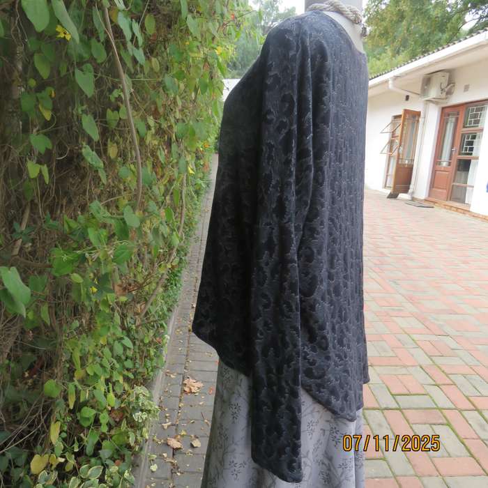 WOOLWORTHS grey-white mottled slip over top with black embossed designs. Size 40