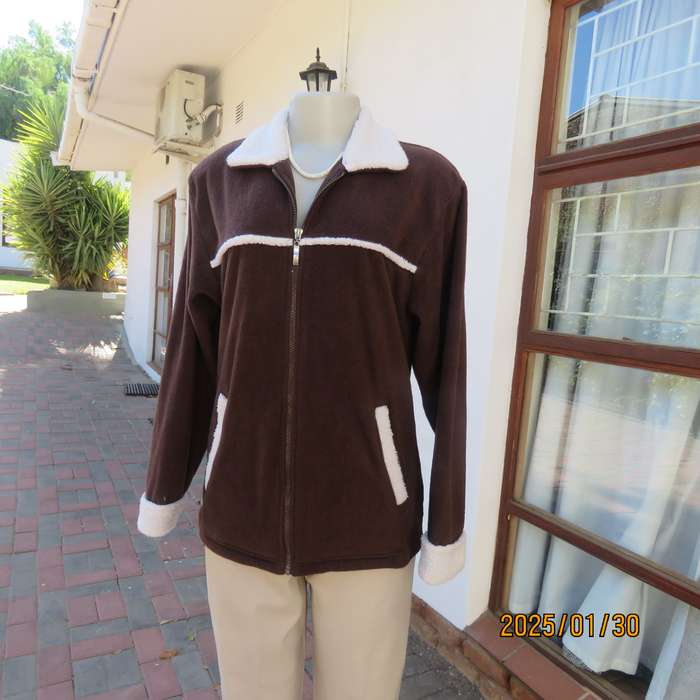 Chocolate brown zip up long sleeve jacket in brushed polyester size 34-36. Cream faux fur collar.