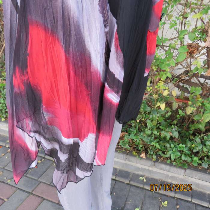 Red-black-grey graphic printed sheer creased polyester lined high-low top. Size 44-20