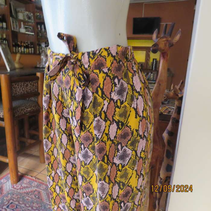 Graphic printed autumn colour under knee length wide leg pants. 100% viscose.Size 36/38.As new