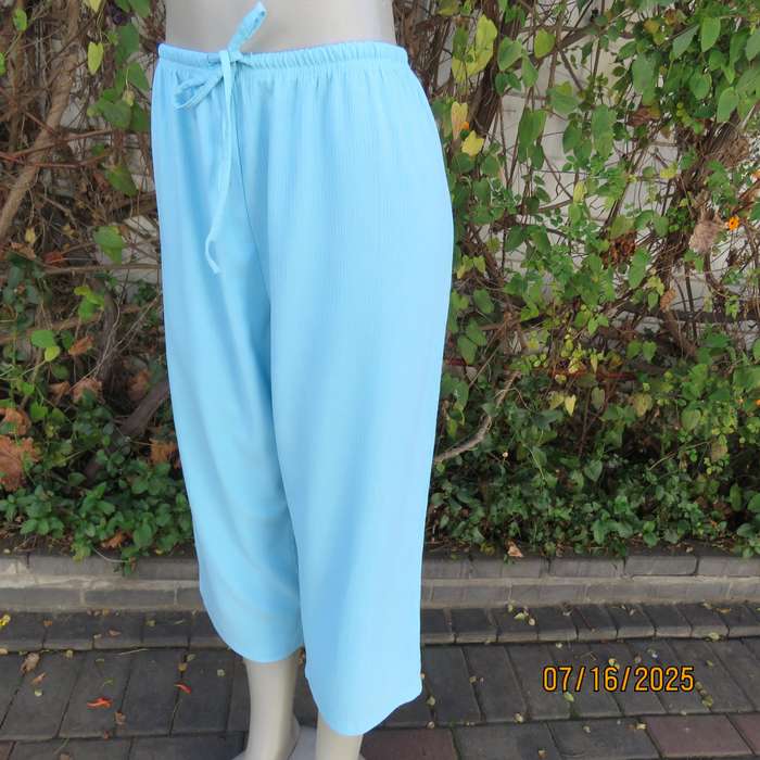 Aqua colour crinkled poly-rayon cropped pants. Size 40. With drawstring and elastic waist.