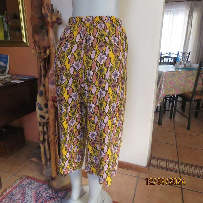 Graphic printed autumn colour under knee length wide leg pants. 100% viscose.Size 36/38.As new