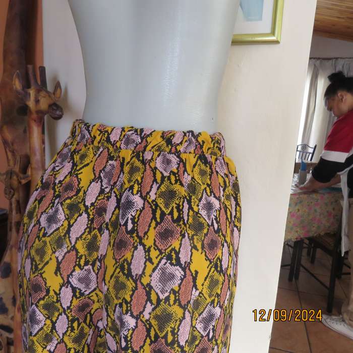 Graphic printed autumn colour under knee length wide leg pants. 100% viscose.Size 36/38.As new