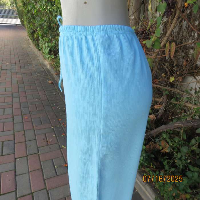 Aqua colour crinkled poly-rayon cropped pants. Size 40. With drawstring and elastic waist.