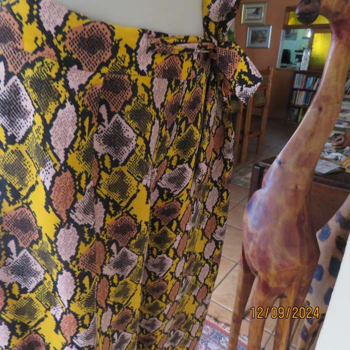 Graphic printed autumn colour under knee length wide leg pants. 100% viscose.Size 36/38.As new