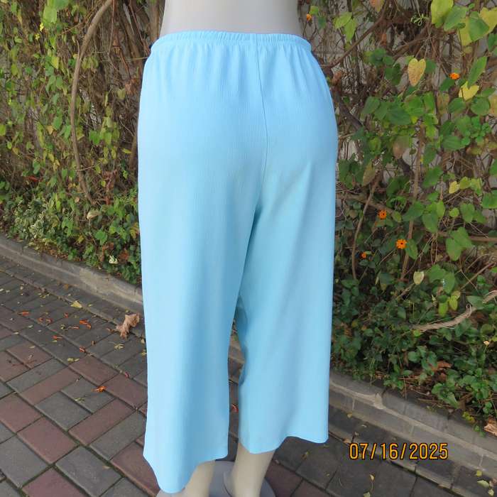 Aqua colour crinkled poly-rayon cropped pants. Size 40. With drawstring and elastic waist.