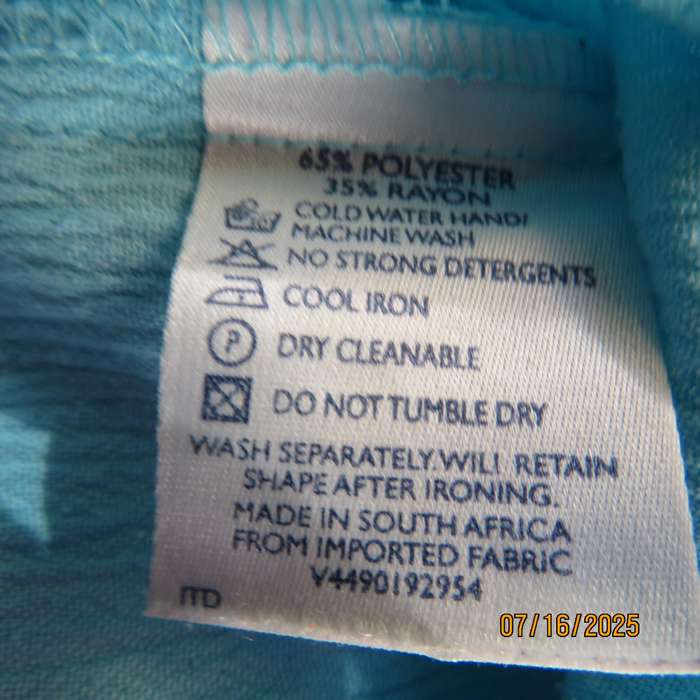 Aqua colour crinkled poly-rayon cropped pants. Size 40. With drawstring and elastic waist.