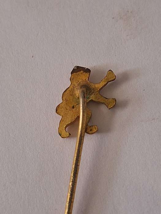 Gold tone Liondesign lapel pin