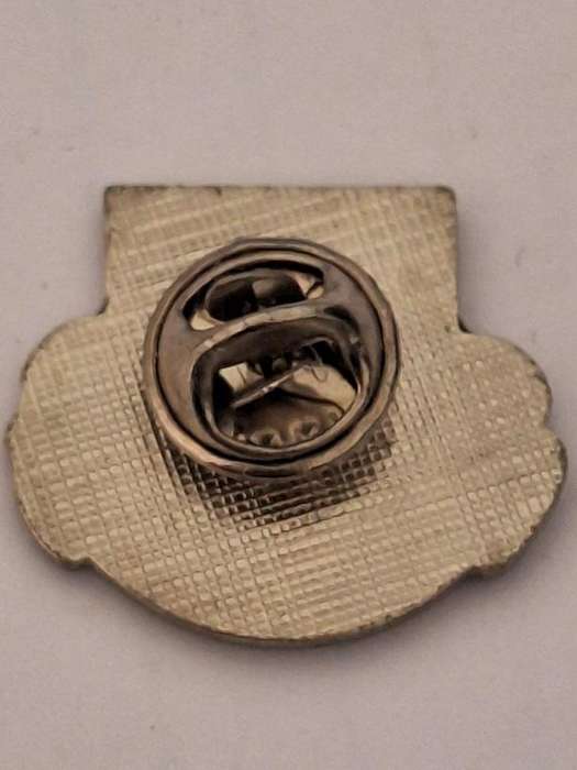 The crest of St Andrews, Scotland enamei lapel pin