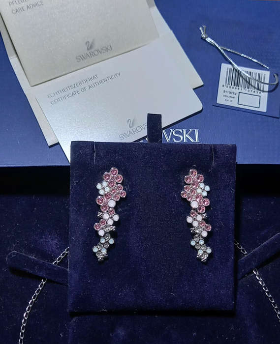 Authentic Swarovski Cherie Mini Flowers Necklace and Earrings Set. Very pretty and Sparkly