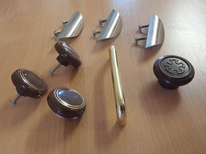 Assorted vintage door handles and knobs
