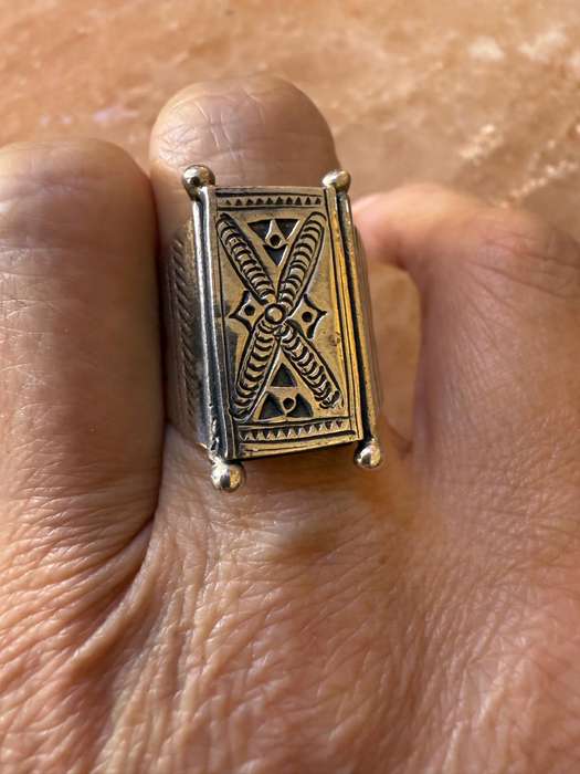 Sterling silver big beautiful ring with beautiful detail