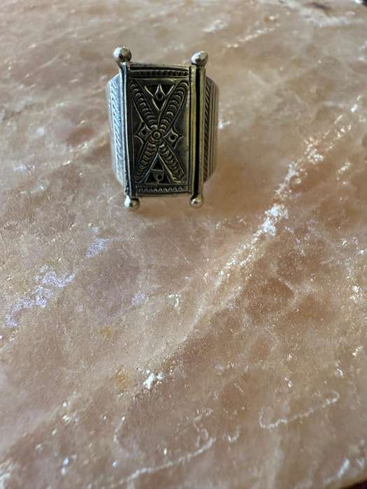 Sterling silver big beautiful ring with beautiful detail