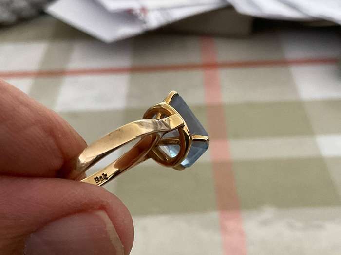 A 9 ct gold ring set with an aquamarine