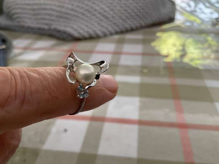 A pretty sterling silver and pearl ring