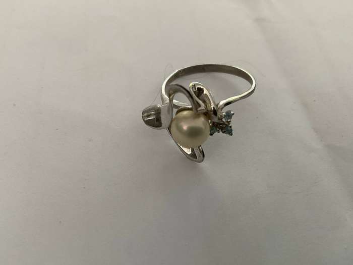 A pretty sterling silver and pearl ring