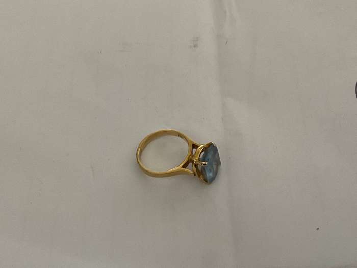 A 9 ct gold ring set with an aquamarine