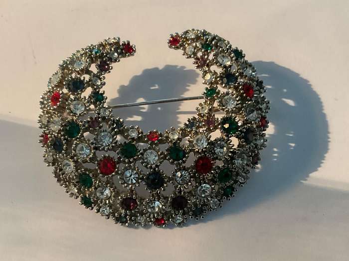 A Beautiful  Vintage Costume Jewlery Brooch