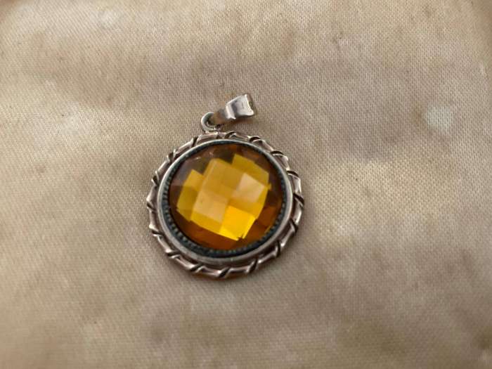 Victorian paste 9ct Gold Pendant Set with an orange stone