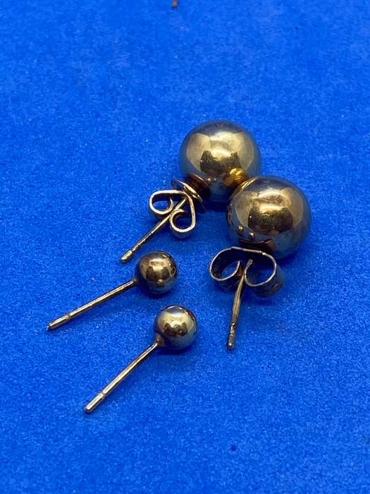 9 CARAT GOLD EARRINGS SET x 2