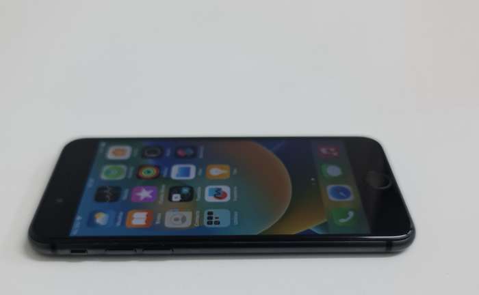 Apple iPhone 8 - 64gig - 6 Month Warranty